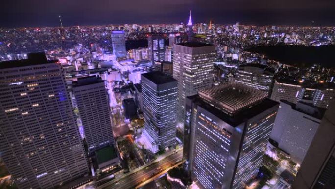 新宿的夜景衬砌着摩天大楼