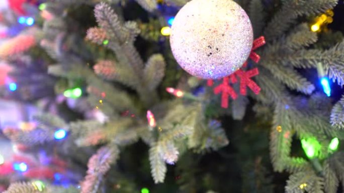 百货公司的圣诞装饰品。圣诞树是绿色的。倾斜击球从下到上。