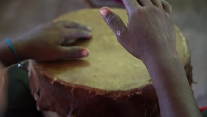 音乐家演奏ngoma鼓的手，桑给巴尔，坦桑尼亚，非洲