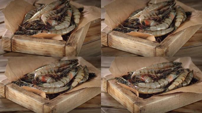 一个装有生虾的木托盘在桌子上慢慢旋转。