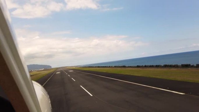 乌尔姆降落在留尼汪岛机场的跑道上