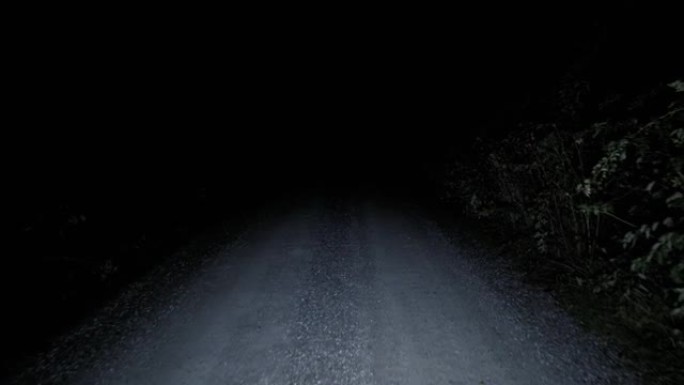 在黑暗中沿着碎石路行驶。