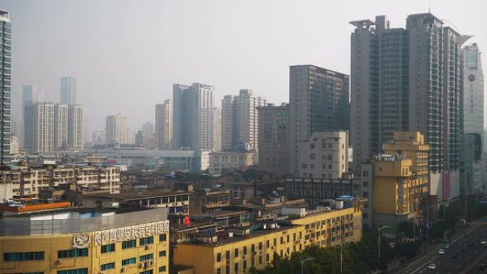 阳光明媚的早晨烟雾长沙市中心交通街屋顶慢动作全景4k中国