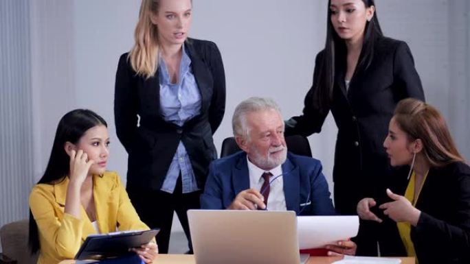 在现代办公室工作的业务团队