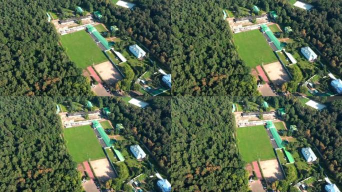 公园里的小型乡村足球场，球场周围的鸟瞰图
