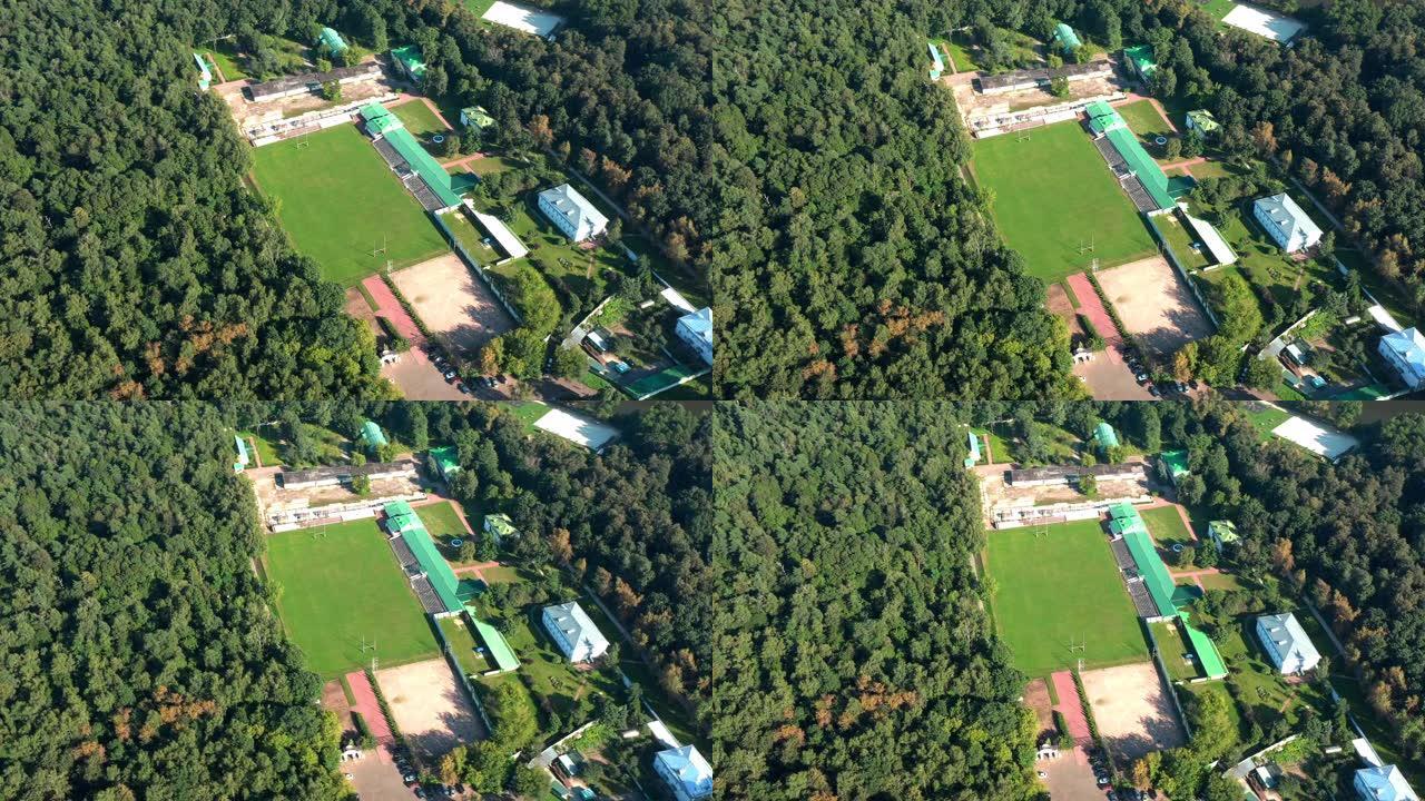 公园里的小型乡村足球场，球场周围的鸟瞰图