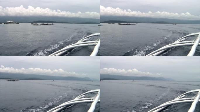 菲律宾岛屿上海上移动菲律宾船的竹翼。