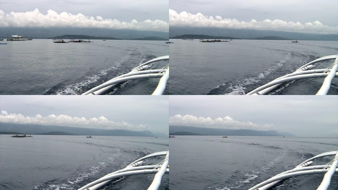 菲律宾岛屿上海上移动菲律宾船的竹翼。
