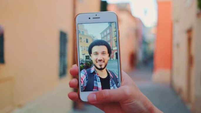 男子在智能手机上进行视频通话的特写镜头