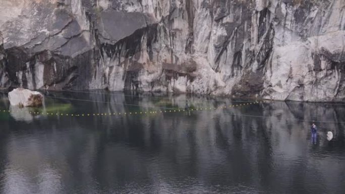 卡累利阿大理石矿床的绳索蹦极。美丽而雄伟的石头性质