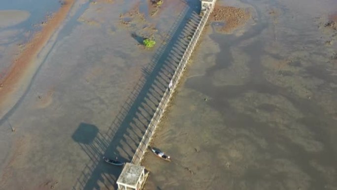 桥在海泥上