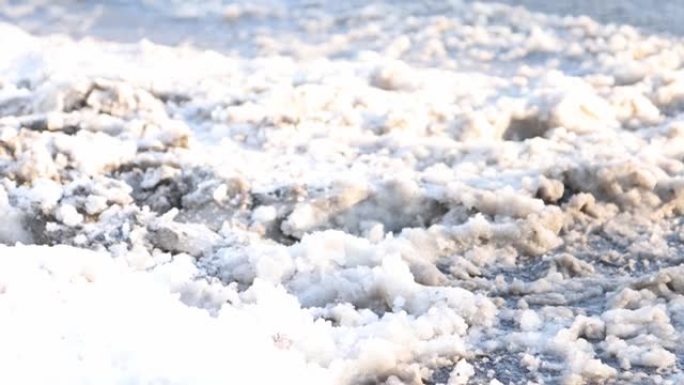 男子在4k分辨率的视频中来回踩雪泥