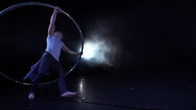 马戏团艺术家与cyr wheel共舞。专注、意志力和运动的概念