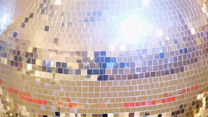 明亮的大型金色迪斯科球特写4k分辨率视频旋转复古迪斯科球背景