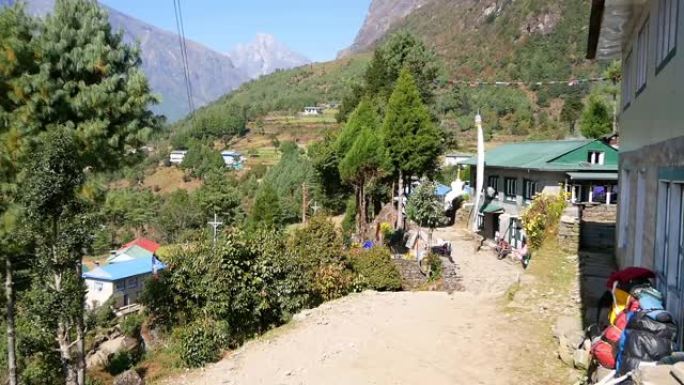 在Dudhkoshi山谷上方的喜马拉雅山脉中，尼泊尔卢克拉附近的夏尔巴人村的景色，阳光明媚的日子里，