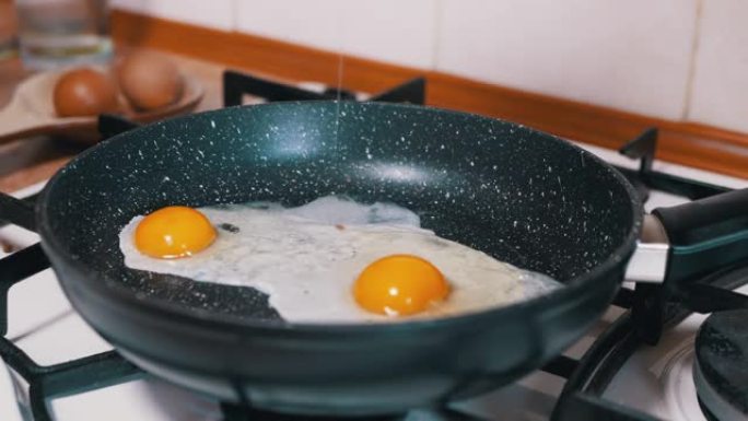 烹饪美味的炒鸡蛋。简单的自制食品制备概念