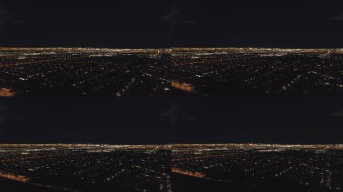 拉斯维加斯晚上的城市景观。美国内华达州。鸟瞰图。无人机向后飞行