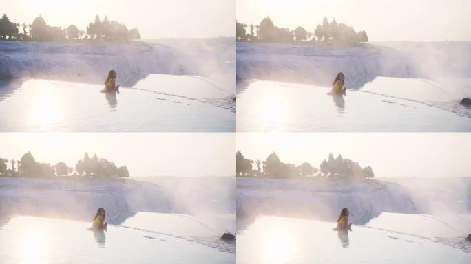 女人在棉花堡的石灰华游泳池游泳