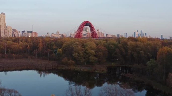 郊区红桥放大，秋日日沃皮斯尼桥
