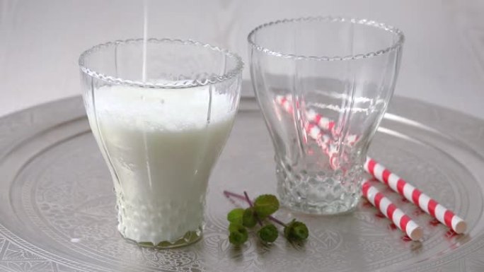 在玻璃杯中倒入新鲜的白色奶油传统艾兰