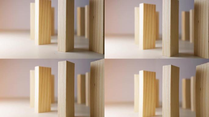 木块是堆叠的。用于多米诺骨牌游戏。阳光的动画。从下到上倾斜镜头。所有块都是直立的。
