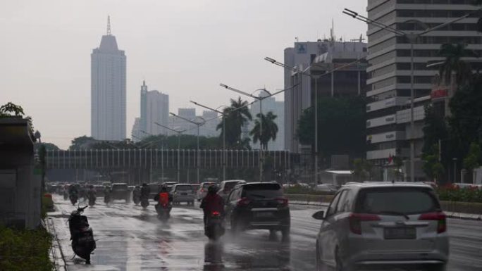 雨天雅加达市市中心交通街慢动作全景4k印度尼西亚