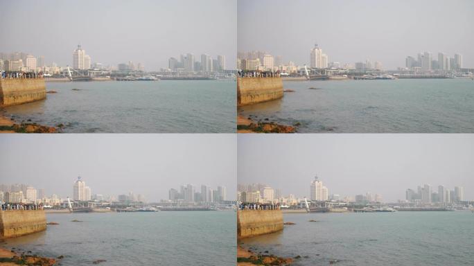 青岛市晴天市中心海湾著名拥挤人行天桥慢动作全景4k中国