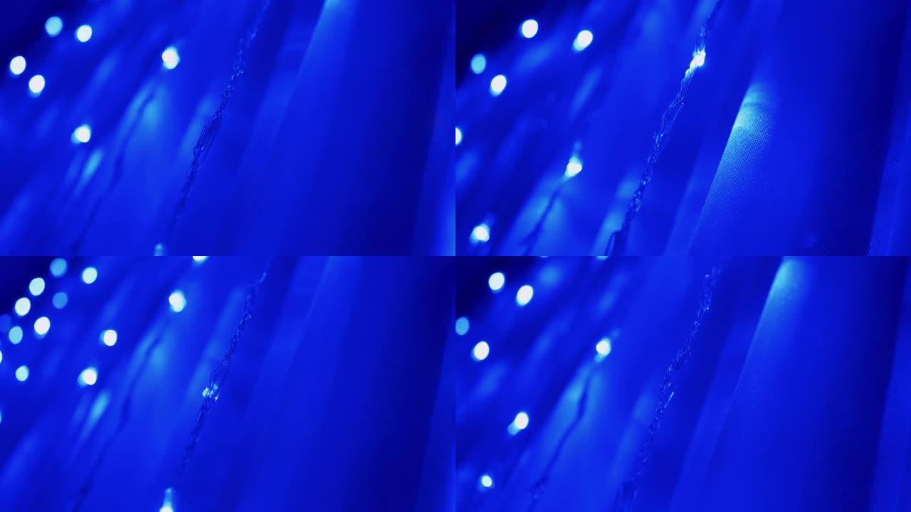 窗帘上许多闪烁，闪烁的蓝色led灯的圣诞花环。4K