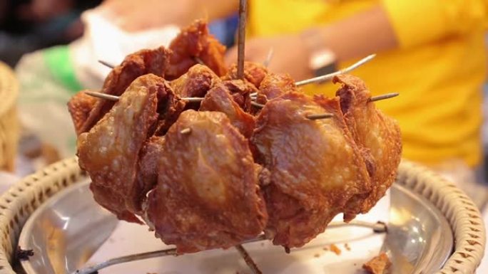 亚洲街头美食-夜市和步行街的脆皮炸鸡。清迈。，泰国。