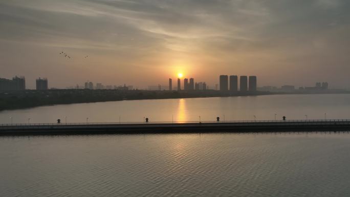 日出时分的藏龙岛汤逊湖湖东路航拍风景