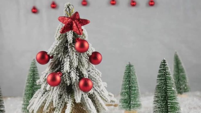 圣诞装饰品背景。绿树上装饰着红色的球。