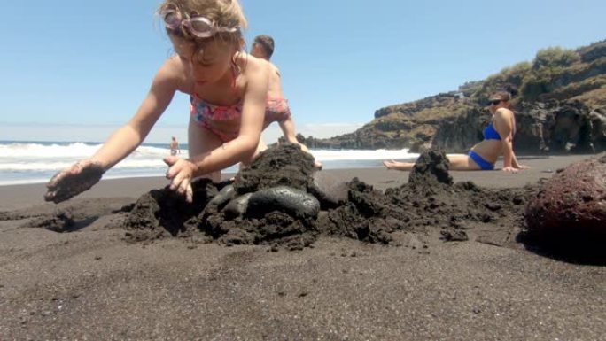 孩子们在特内里费GoPro 4k视频的黑色沙滩上玩耍
