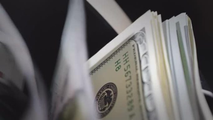 本杰明·富兰克林总统100美元现金的肖像。用于纸币计算的货币计数设备。银行金融业务的自动机制。宏观慢