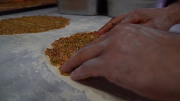 在石烤箱中烘烤lahmacun，黎凡特的传统食品