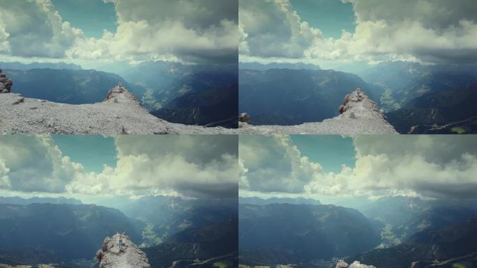 飞过Dolomites的Piz Boe山顶上举起双手的女人