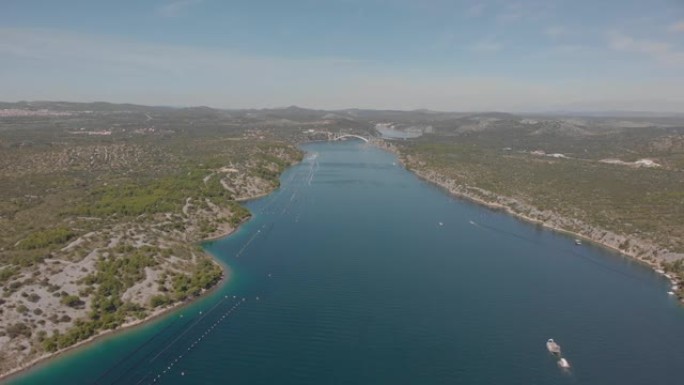 频道的空中拍摄。丘陵海岸之间的蓝水。克罗地亚的晴天