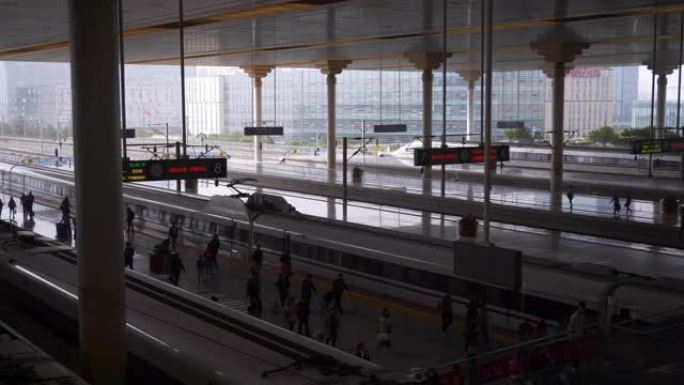 南京市日间火车站拥挤站台慢动作全景4k中国