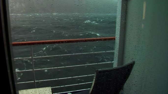 从游轮阳台上可以看到暴风雨的大海
