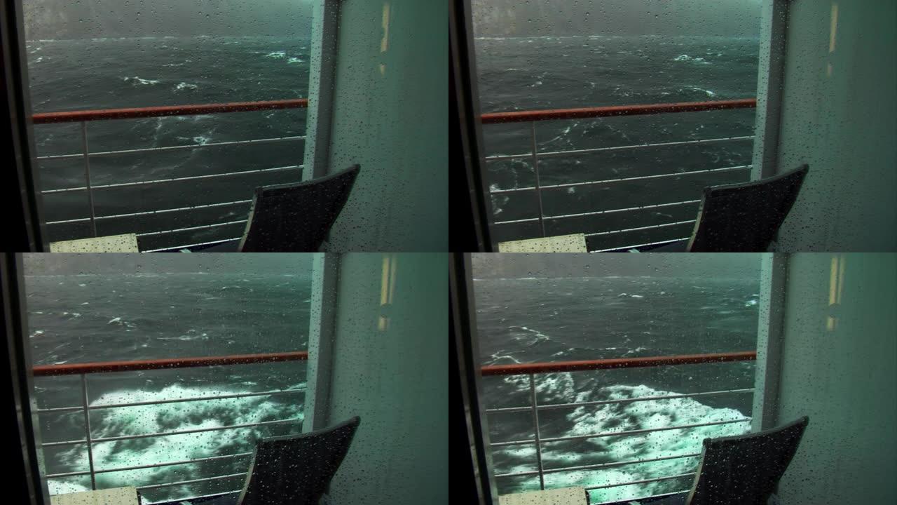 从游轮阳台上可以看到暴风雨的大海
