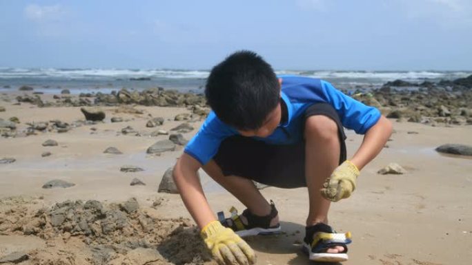 年轻的海滩拾荒者玩沙子沙滩海滩