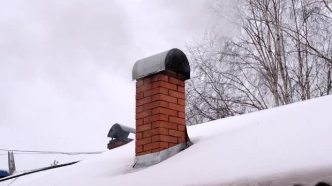 烟囱冒烟，暖气。冬季阴天有雪