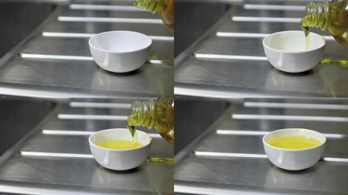 有人把油倒在白碗里。这是与其他成分混合的体积的测量。这个片段是在光线低的地方拍摄的。