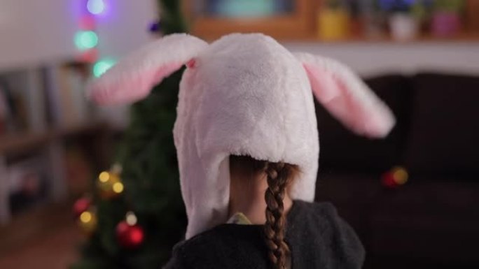 戴着兔子帽的可爱的小女孩