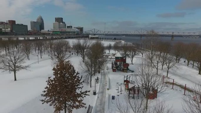 寒冷的冬季积雪覆盖路易斯维尔肯塔基无人机景观