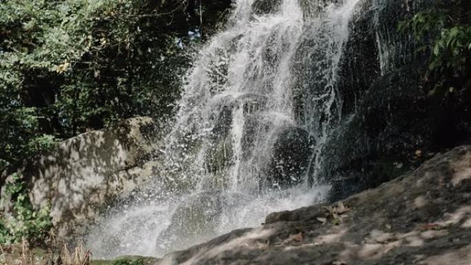 山间的瀑布，亚马逊丛林中的美丽瀑布，山间的小溪沿着石头流下，水滴飞溅。