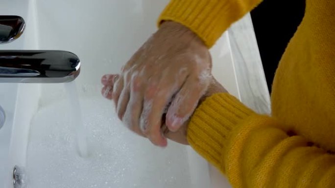 用水在水龙头下洗手，洗净手上的污垢，并注意身体清洁，卫生和保持双手清洁。