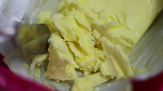黄油切成炒鸡蛋