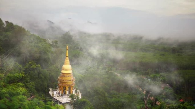 早晨越过佛教寺庙美丽的山和云