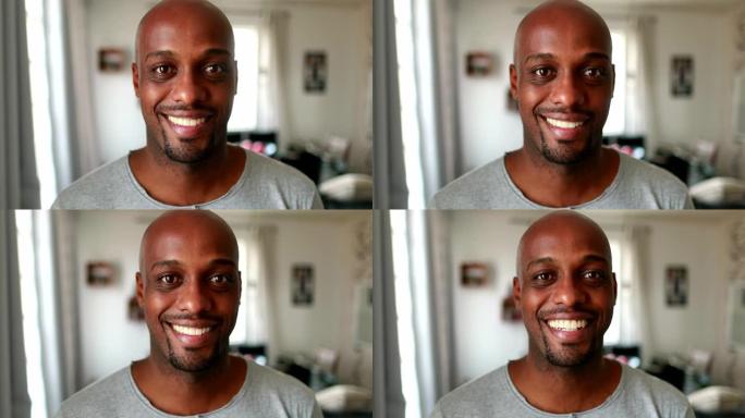 黑人混血男子在家室内对着镜头微笑，休闲人真人系列