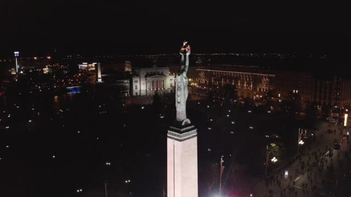 自由纪念碑的夜晚在拉脱维亚里加的Staro Riga活动。米尔达-自由女神像高举着三颗不同颜色的星星
